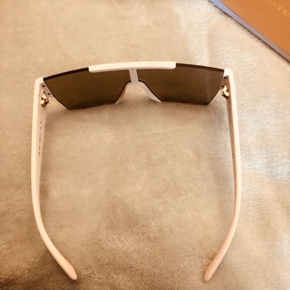 Burberry Sunglasses - Picture 6 of 6